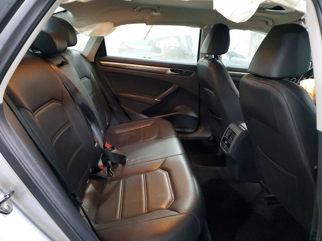 2017 VOLKSWAGEN PASSAT SE photo 10