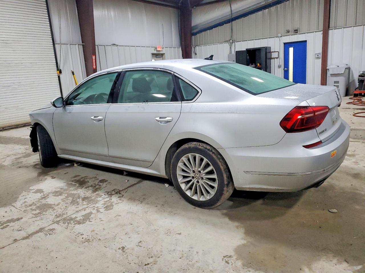 2017 VOLKSWAGEN PASSAT SE photo 2