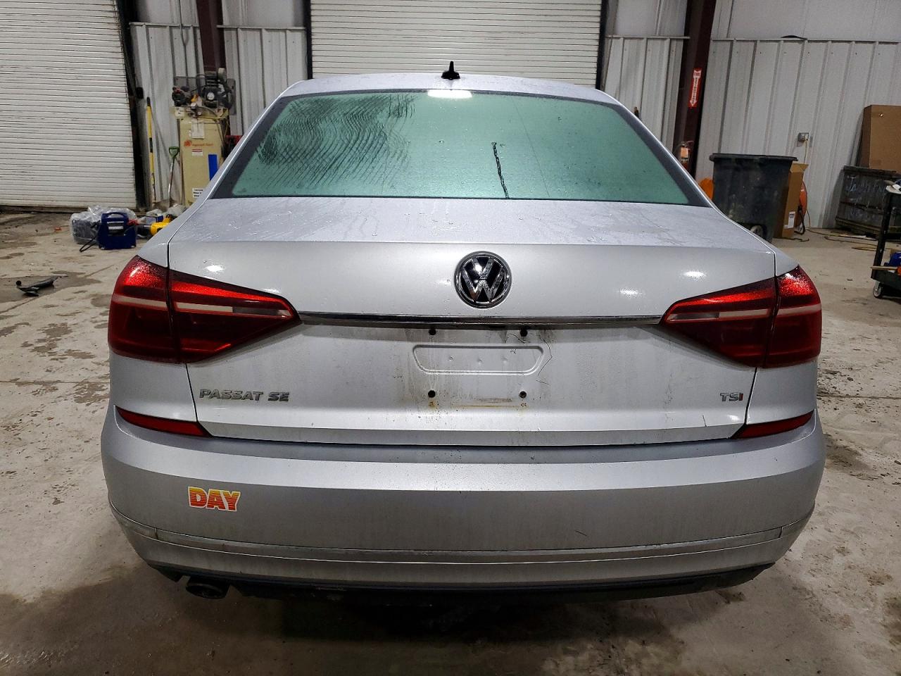 2017 VOLKSWAGEN PASSAT SE photo 6