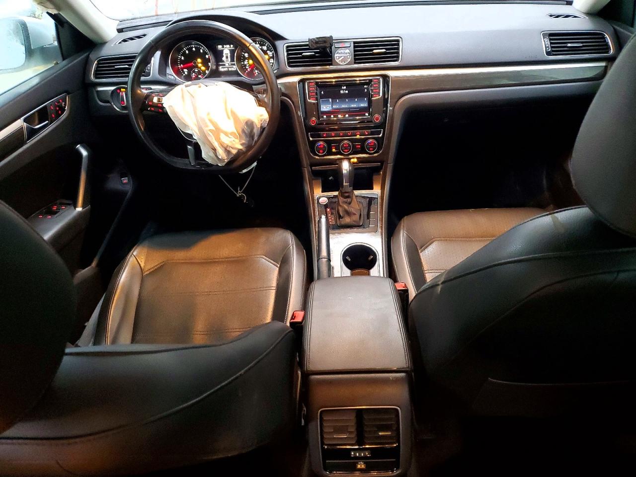 2017 VOLKSWAGEN PASSAT SE photo 8