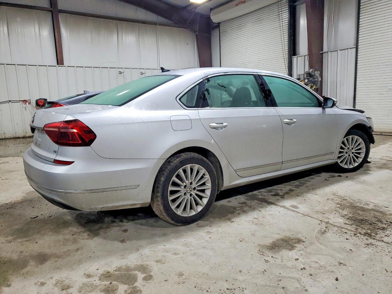 2017 VOLKSWAGEN PASSAT SE photo 3