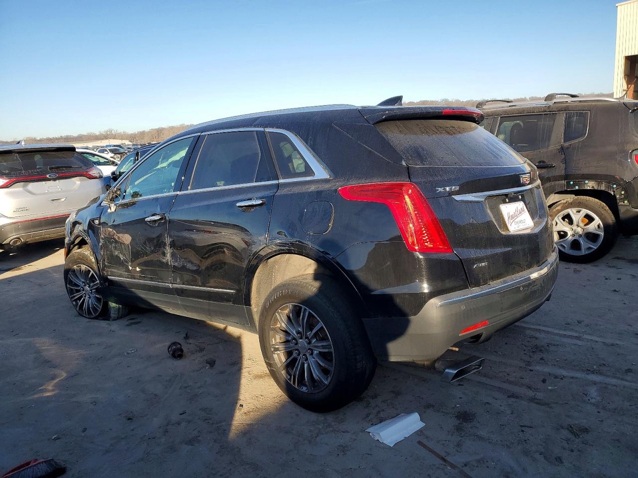 2017 CADILLAC XT5 LUXURY photo 2
