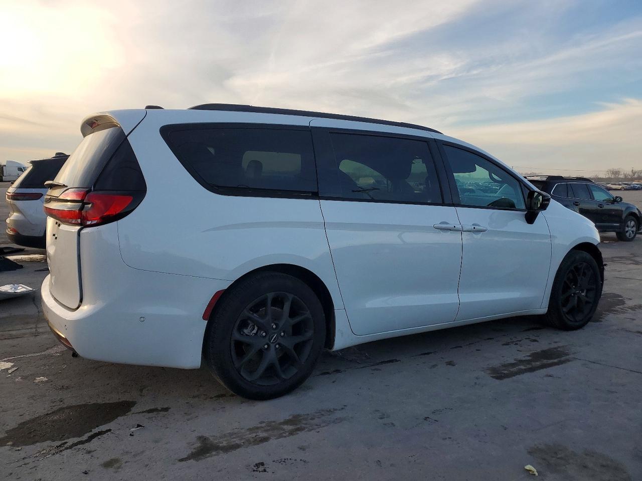 2024 CHRYSLER PACIFICA TOURING L photo 3