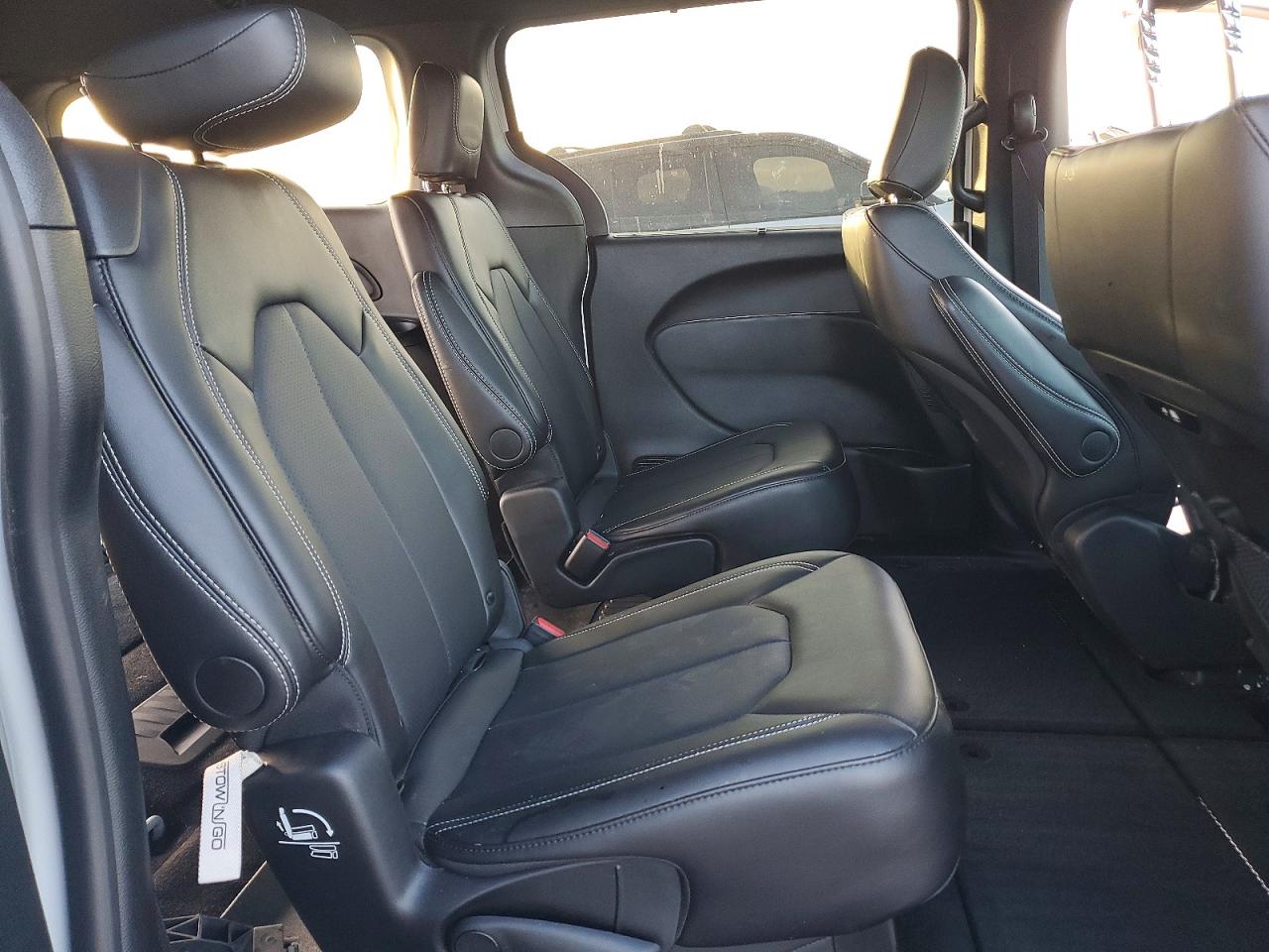 2024 CHRYSLER PACIFICA TOURING L photo 10