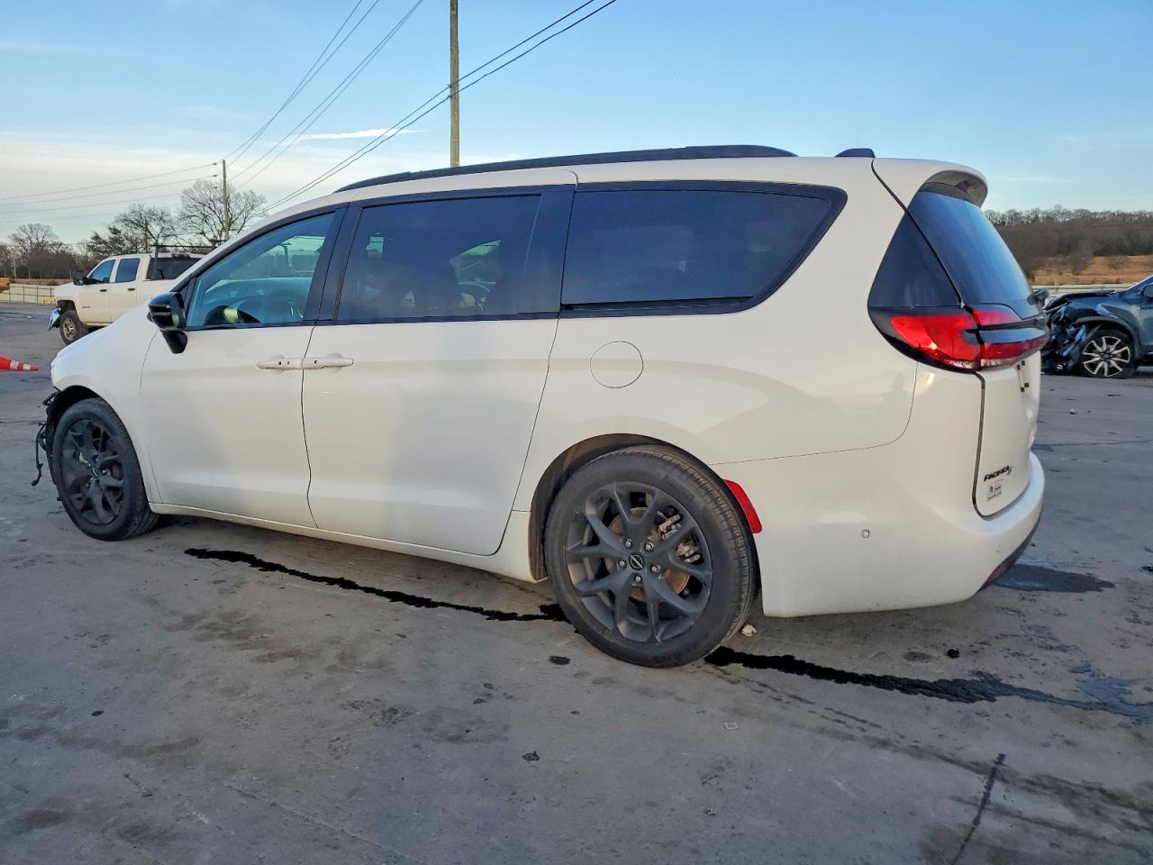 2024 CHRYSLER PACIFICA TOURING L photo 2