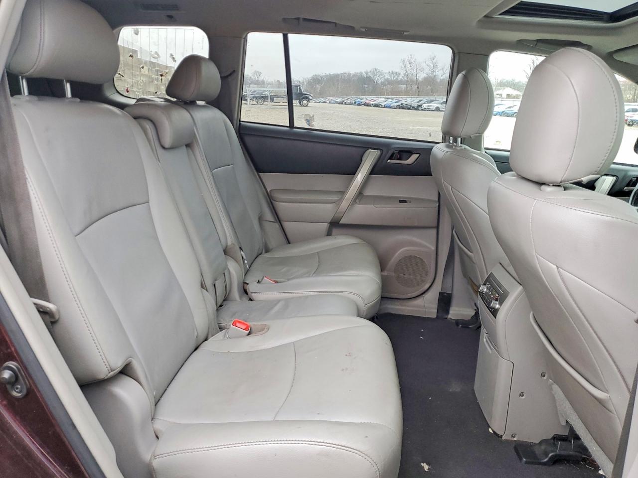 2011 TOYOTA HIGHLANDER BASE photo 11