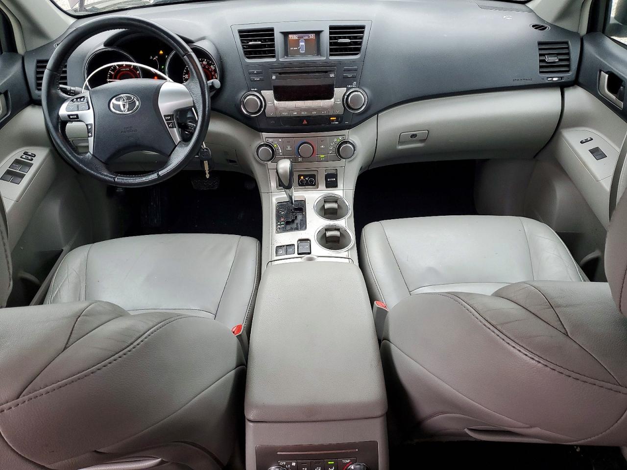 2011 TOYOTA HIGHLANDER BASE photo 8
