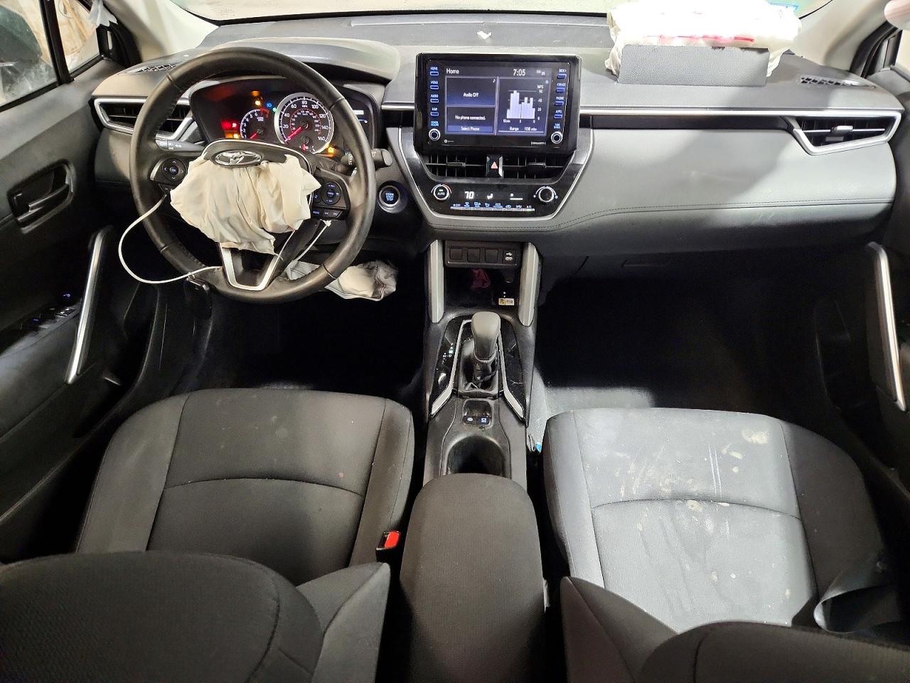 2022 TOYOTA COROLLA CROSS LE photo 8