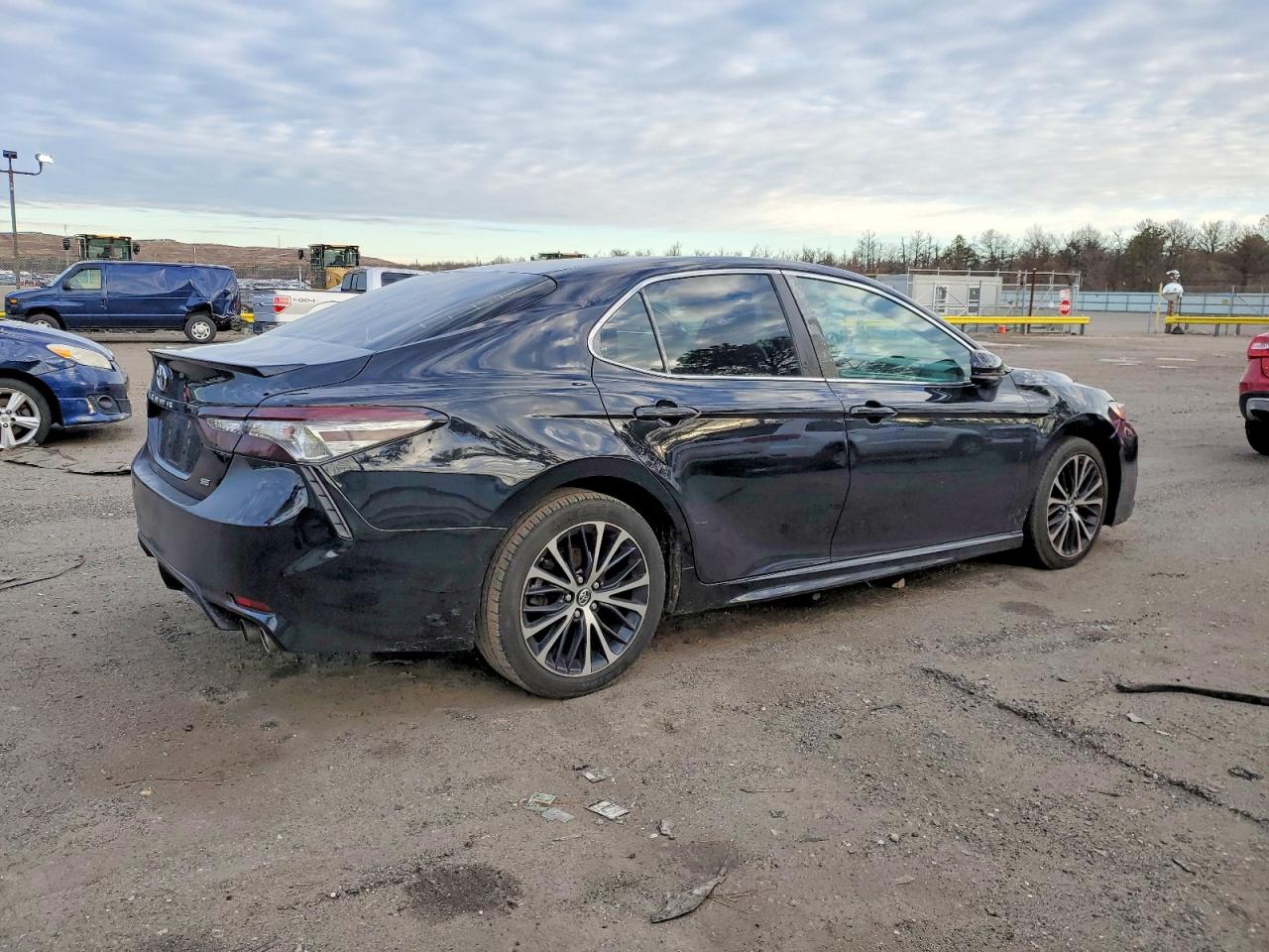 2018 TOYOTA CAMRY L photo 3