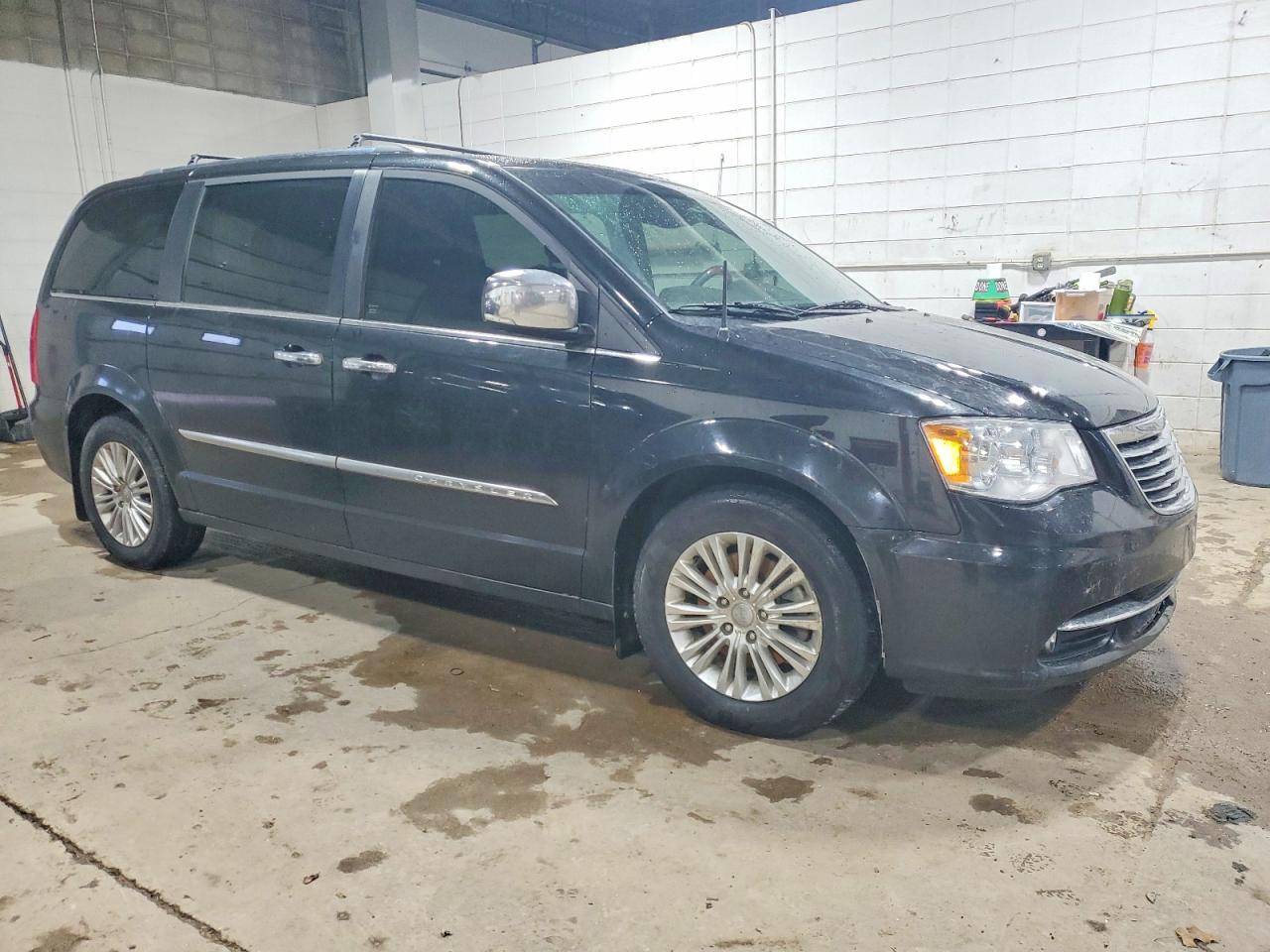 2015 CHRYSLER TOWN & COUNTRY LIMITED PLATINUM photo 4