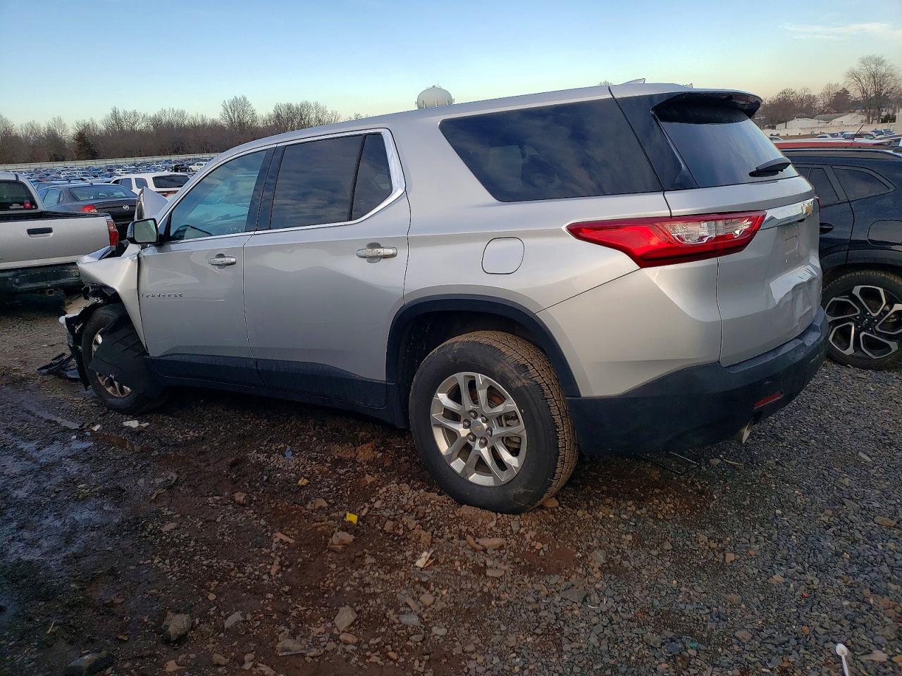 2020 CHEVROLET TRAVERSE LS photo 2