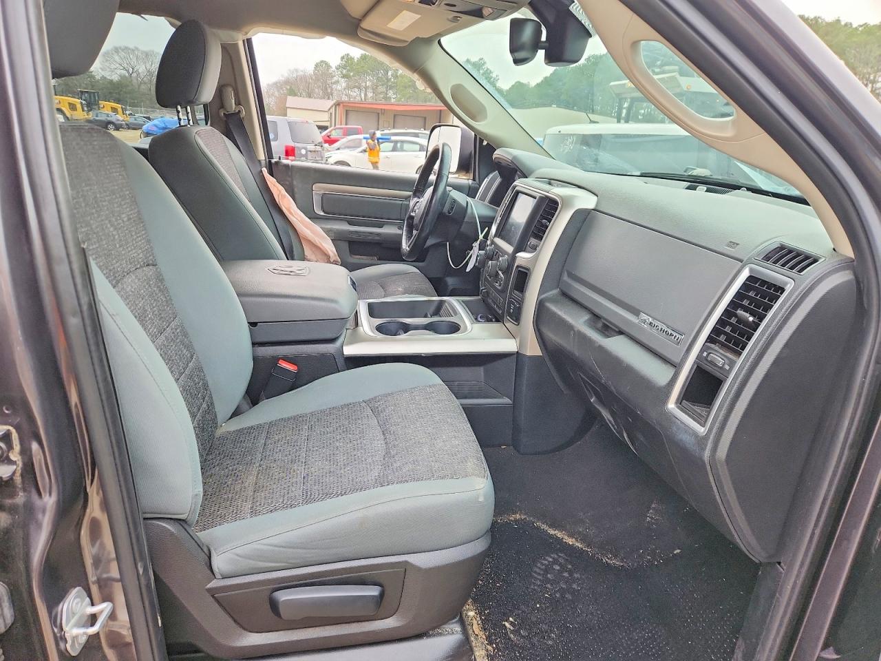 2017 RAM 1500 SLT photo 13