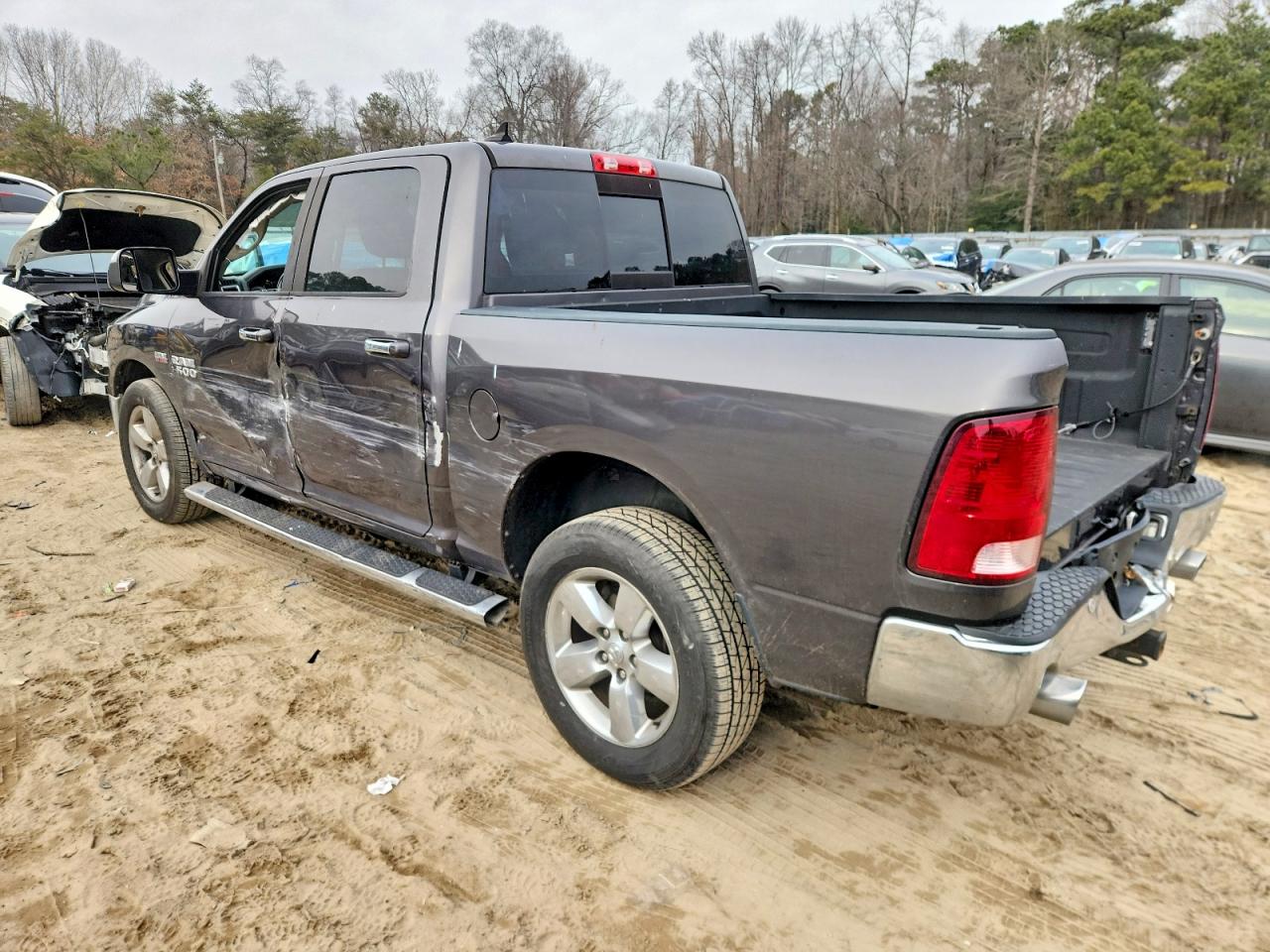 2017 RAM 1500 SLT photo 3