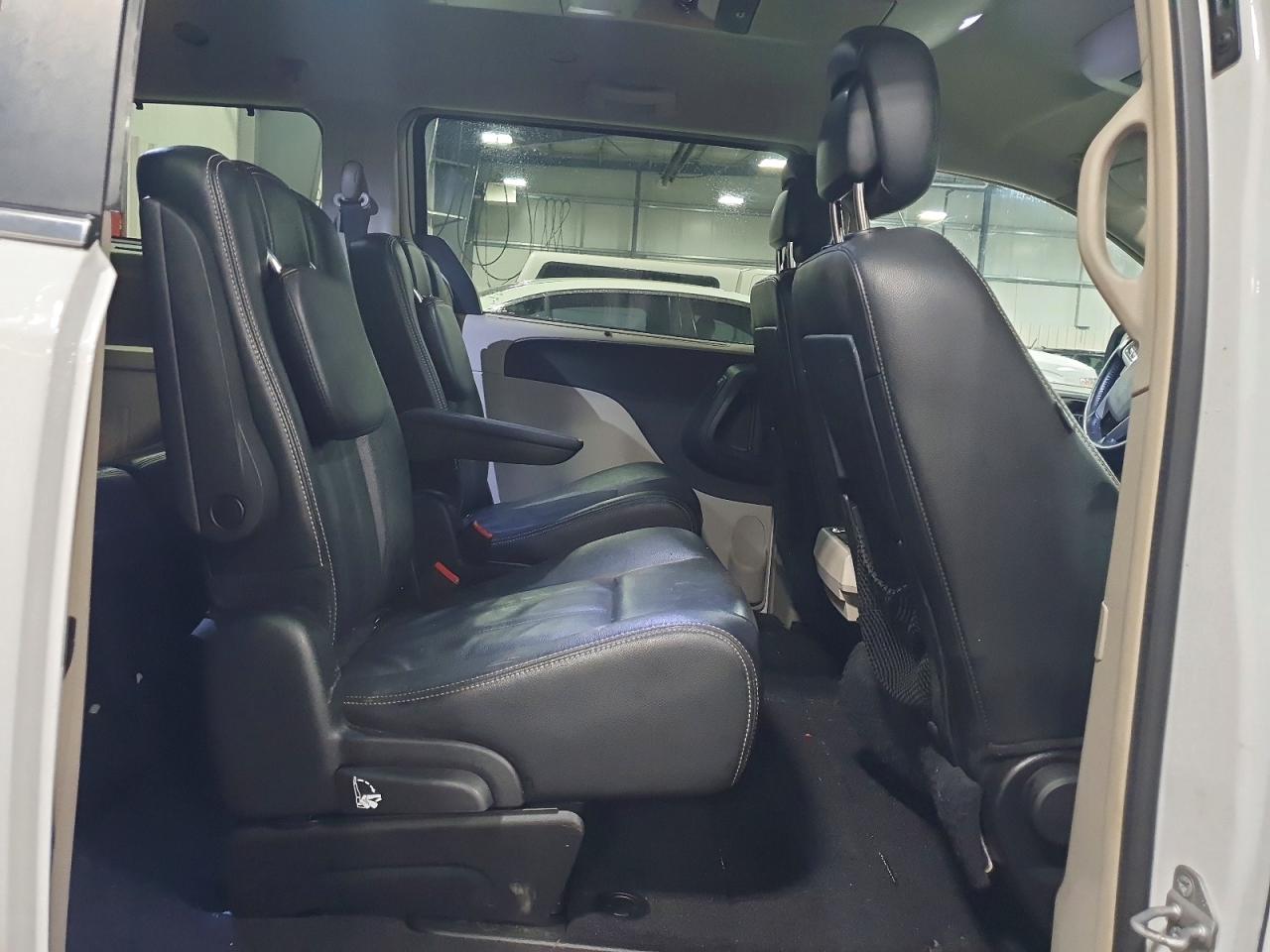 2015 CHRYSLER TOWN & COUNTRY TOURING photo 11