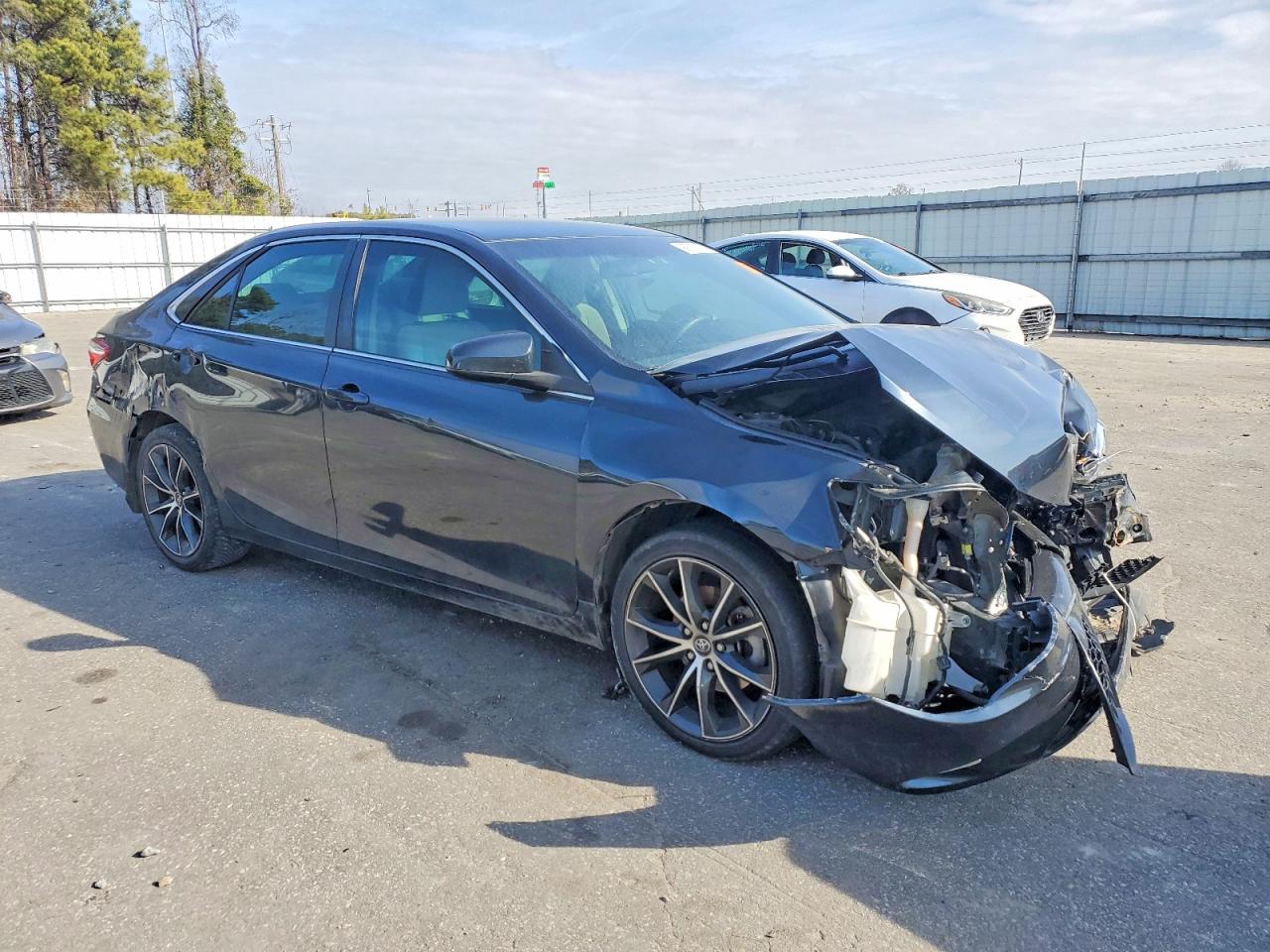 2016 TOYOTA CAMRY LE photo 4