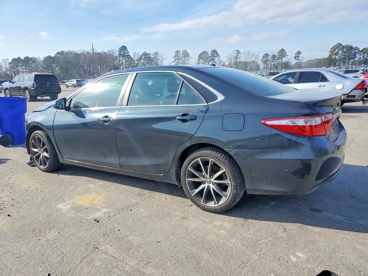 2016 TOYOTA CAMRY LE photo 2
