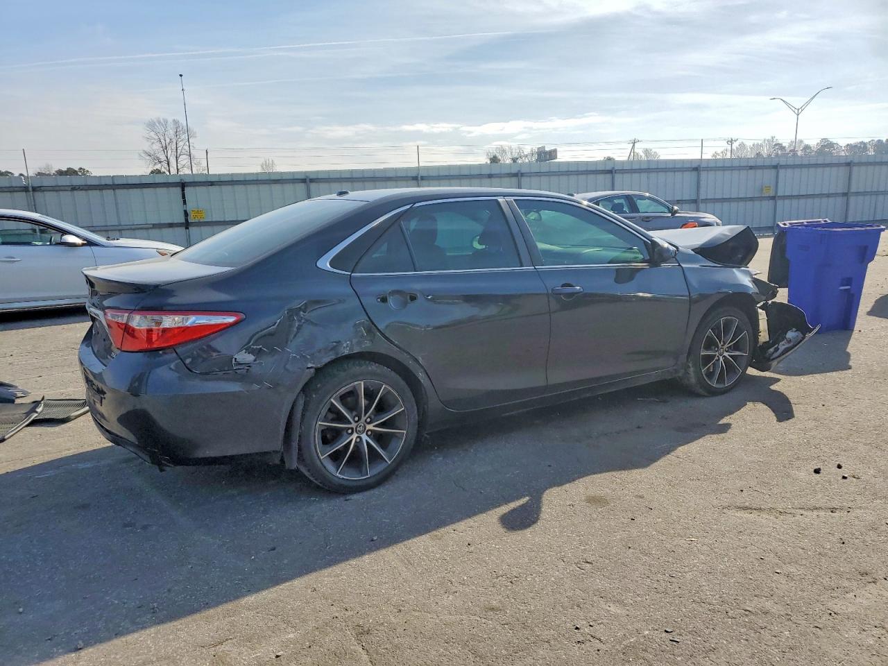 2016 TOYOTA CAMRY LE photo 3