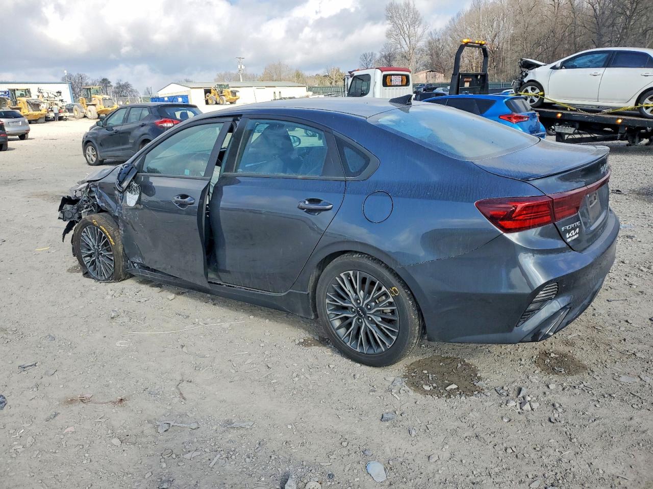 2023 KIA FORTE GT LINE photo 2