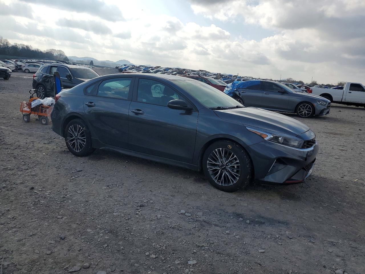 2023 KIA FORTE GT LINE photo 4