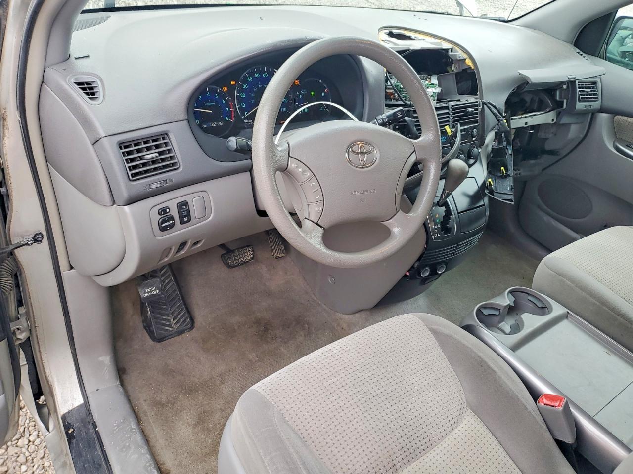 2008 TOYOTA SIENNA CE photo 8