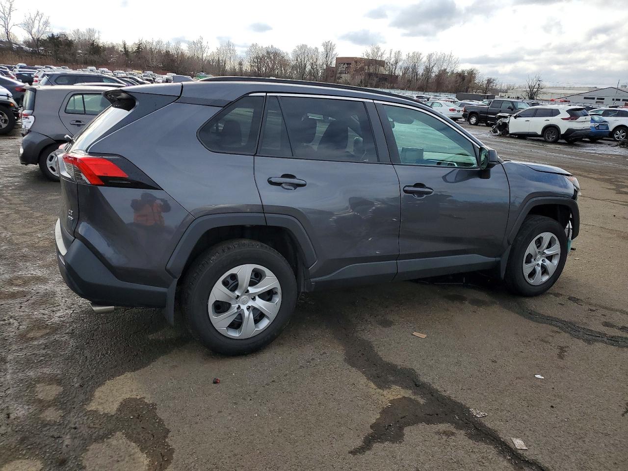 2021 TOYOTA RAV4 LE photo 3