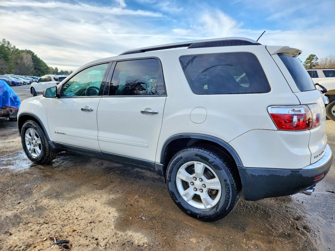 2008 GMC ACADIA SLE photo 2