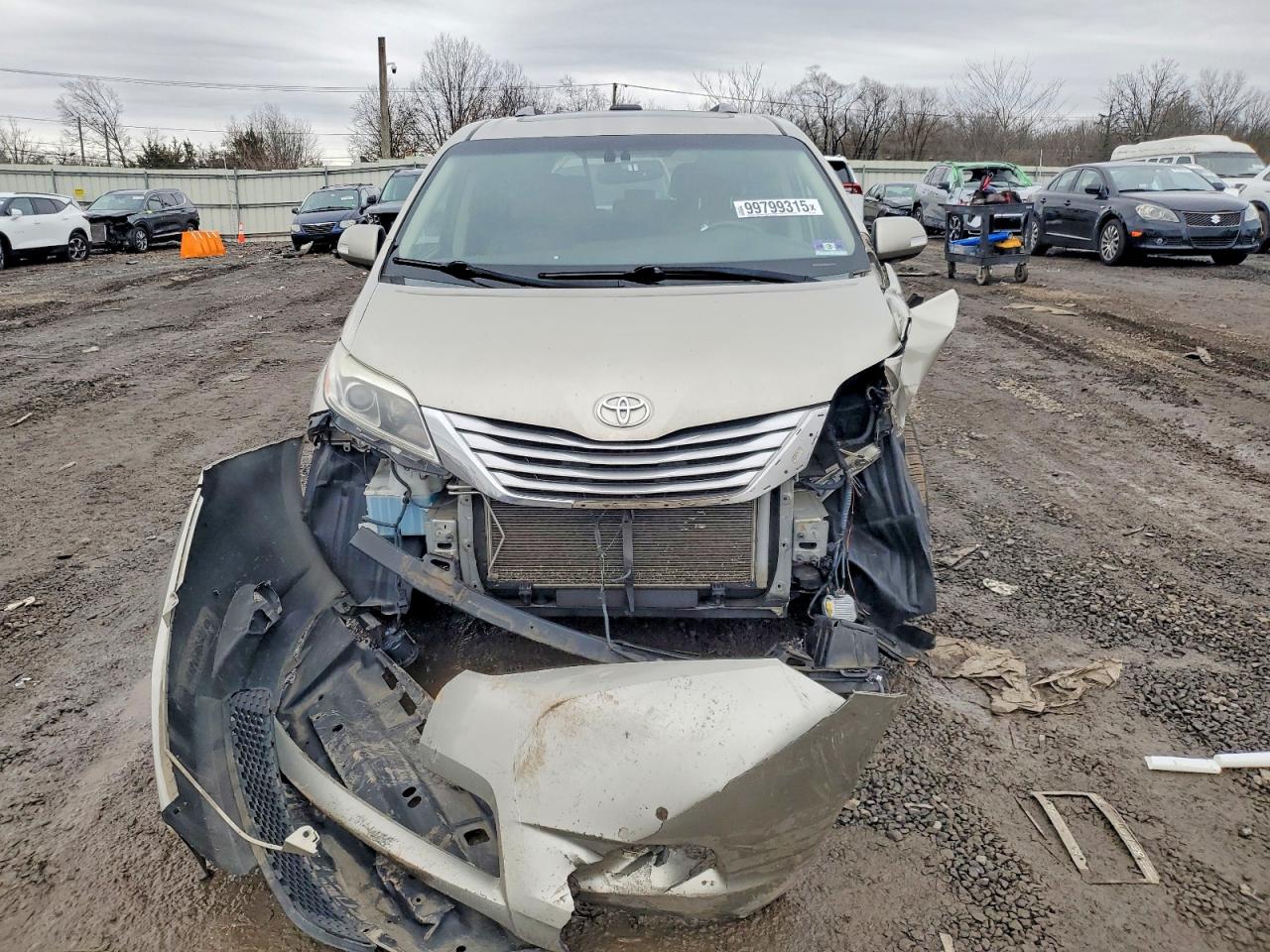 2015 TOYOTA SIENNA XLE photo 5
