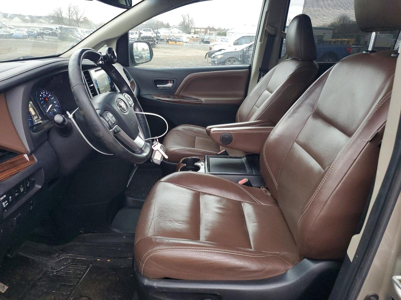 2015 TOYOTA SIENNA XLE photo 7