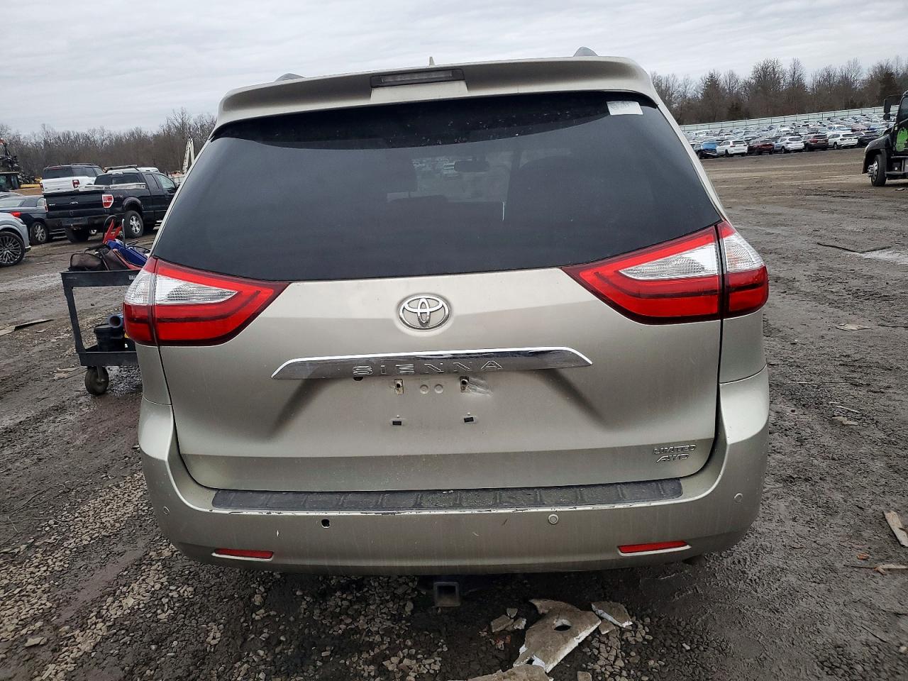 2015 TOYOTA SIENNA XLE photo 6