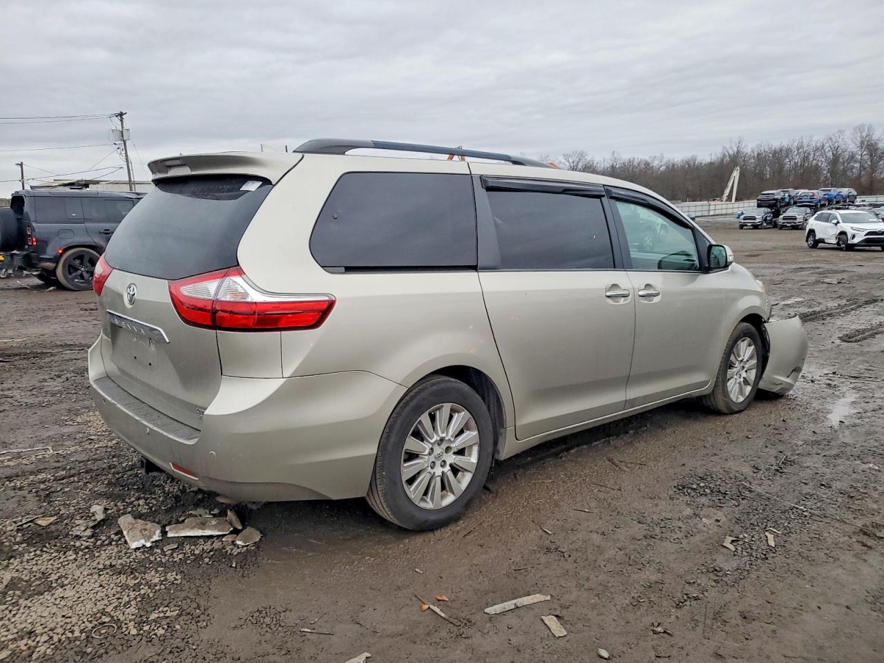 2015 TOYOTA SIENNA XLE photo 3