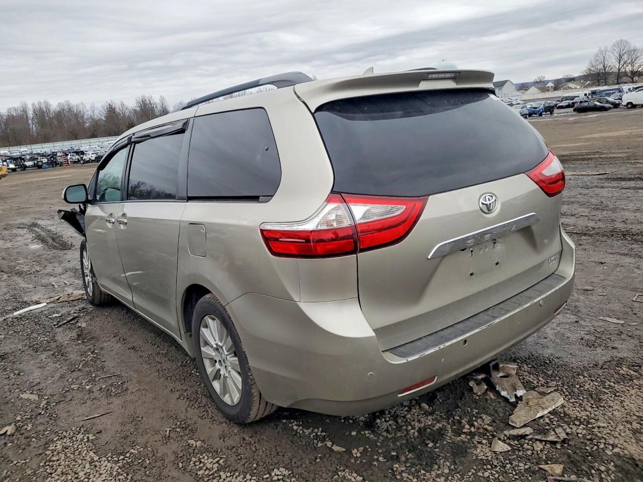 2015 TOYOTA SIENNA XLE photo 2