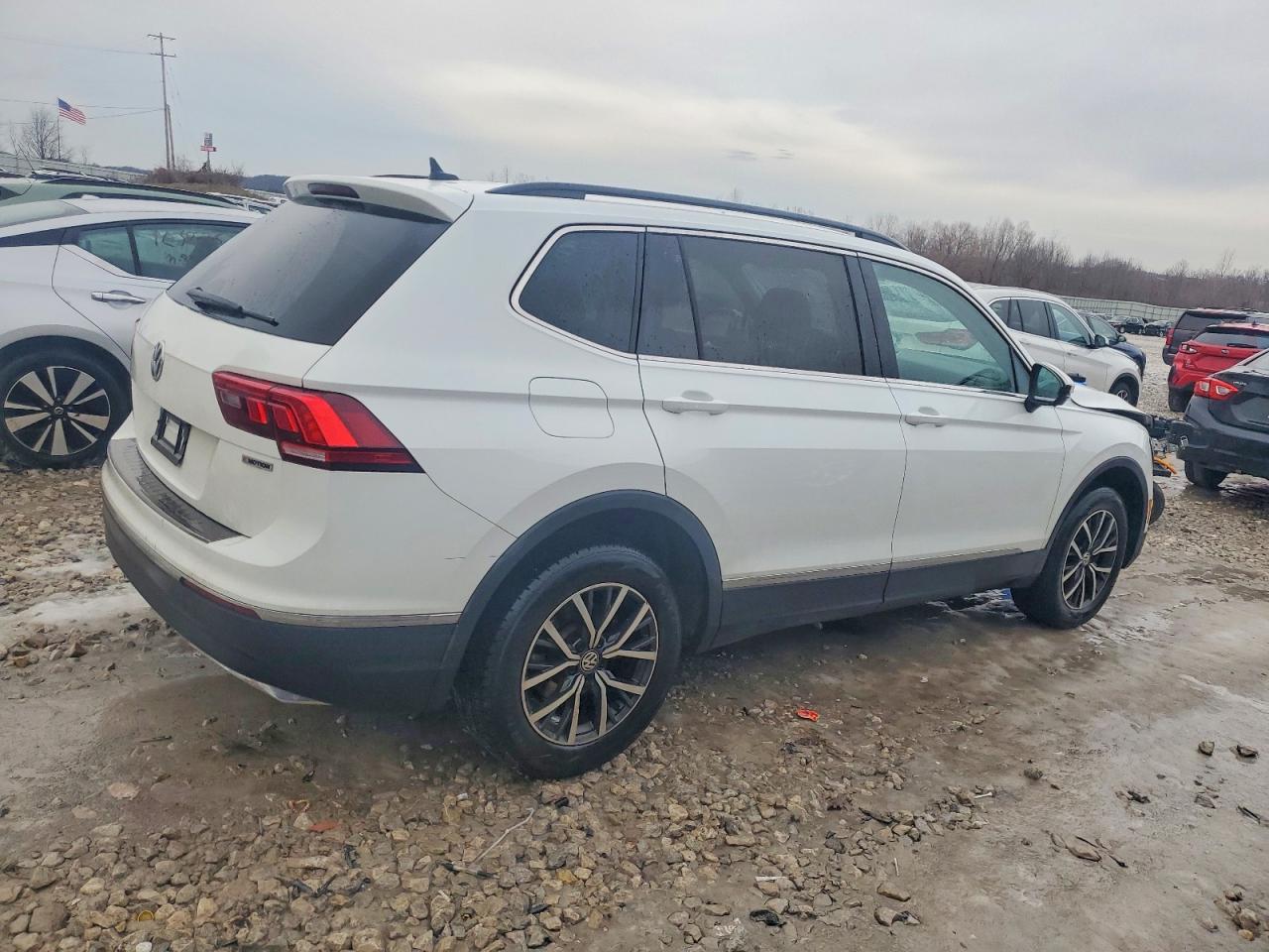 2020 VOLKSWAGEN TIGUAN SE photo 3