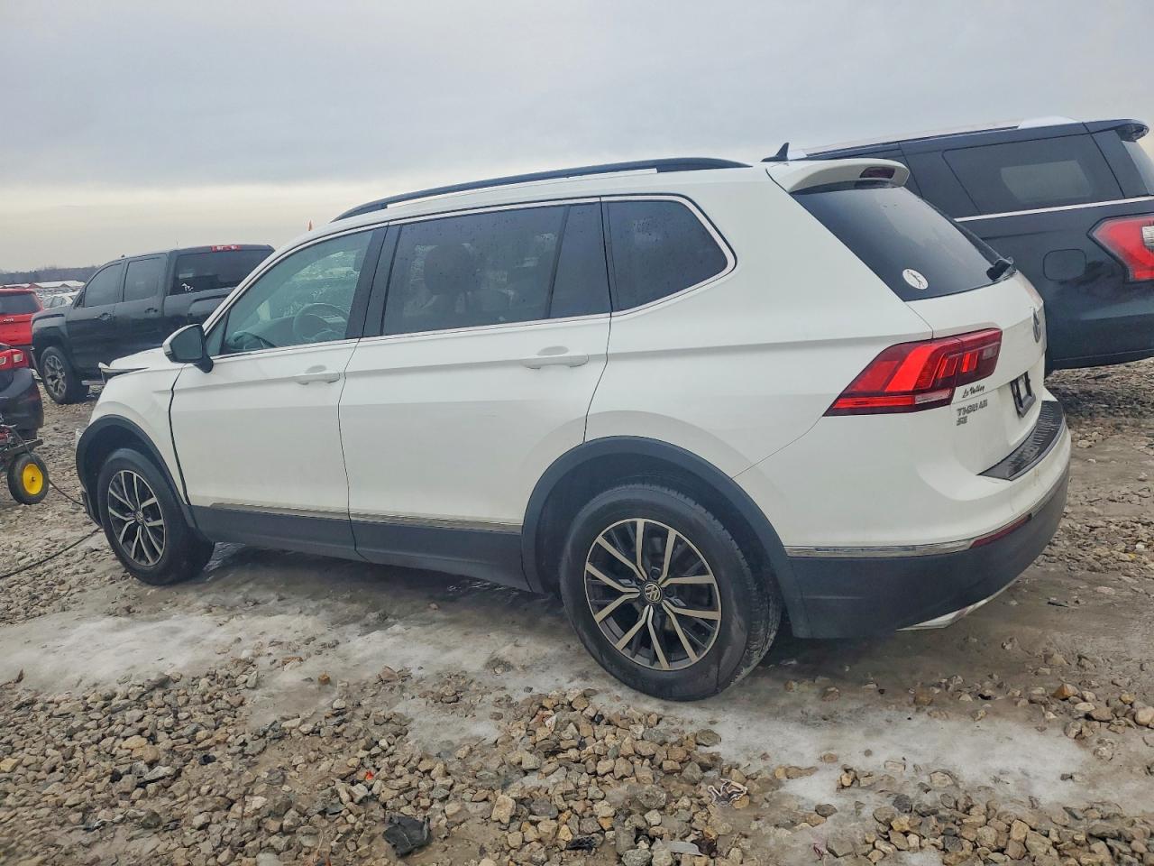 2020 VOLKSWAGEN TIGUAN SE photo 2