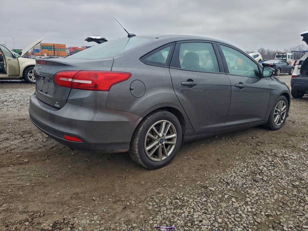 2017 FORD FOCUS SE photo 3
