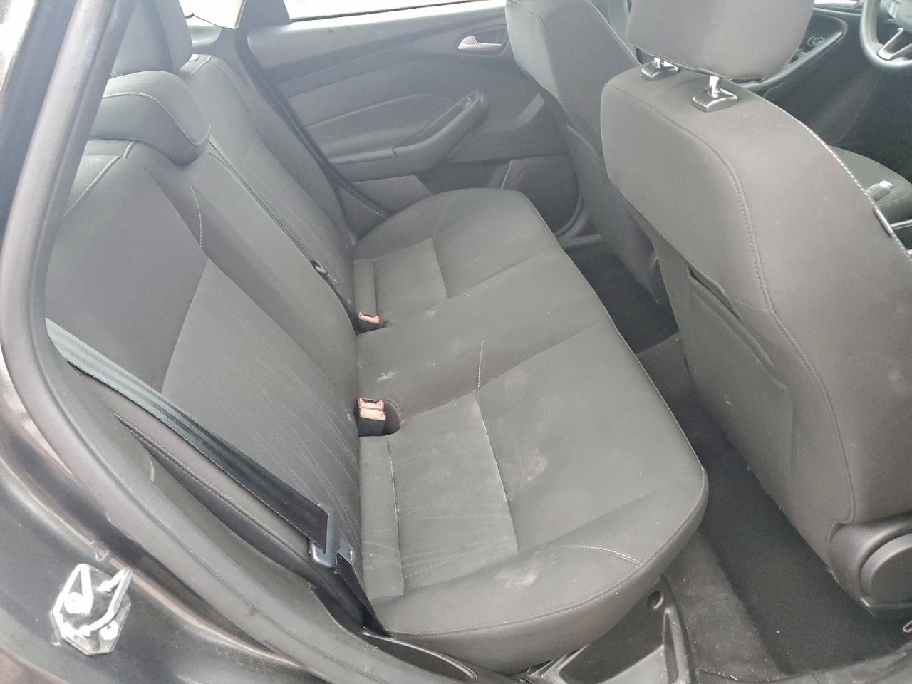2017 FORD FOCUS SE photo 10