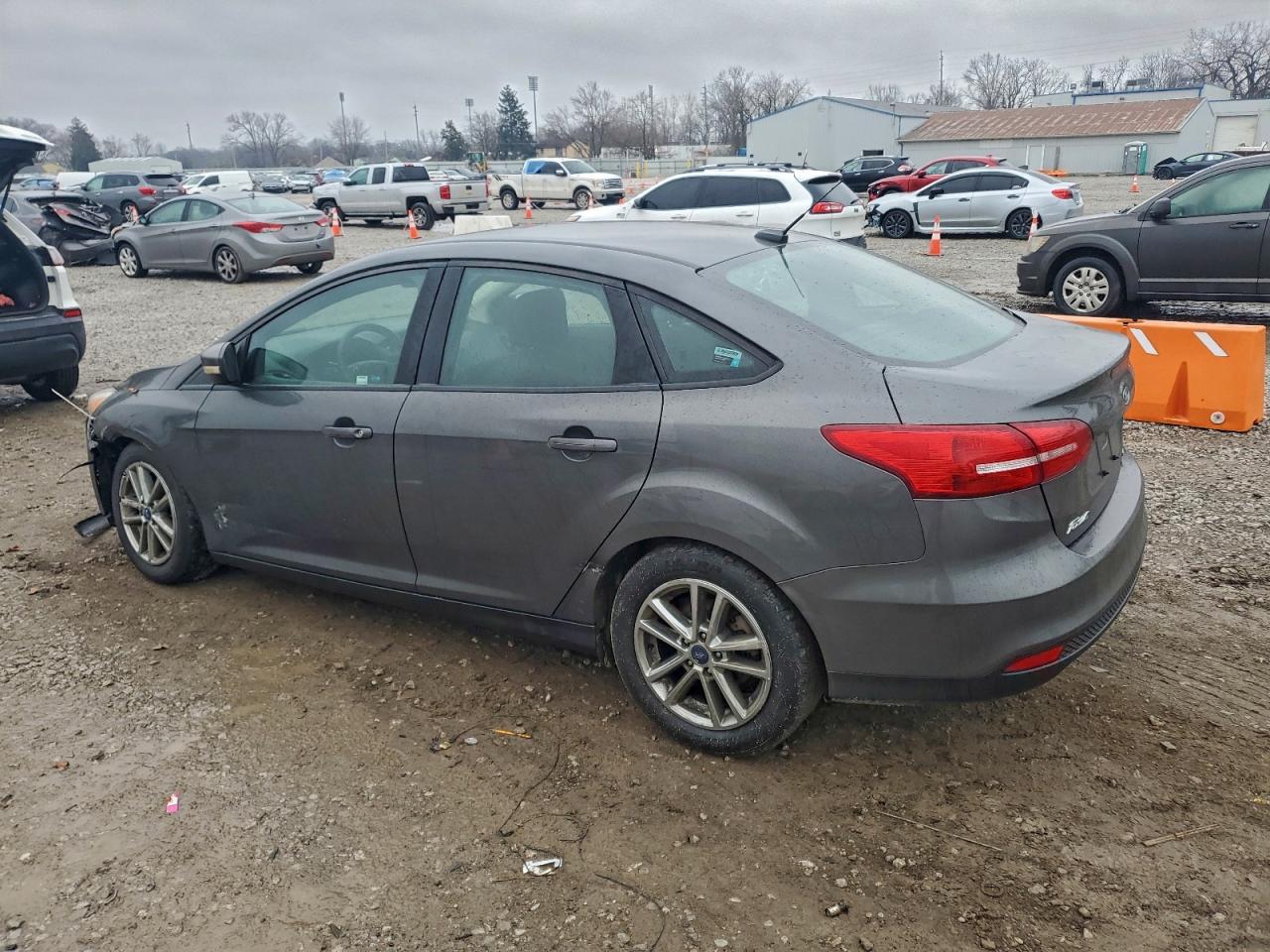 2017 FORD FOCUS SE photo 2