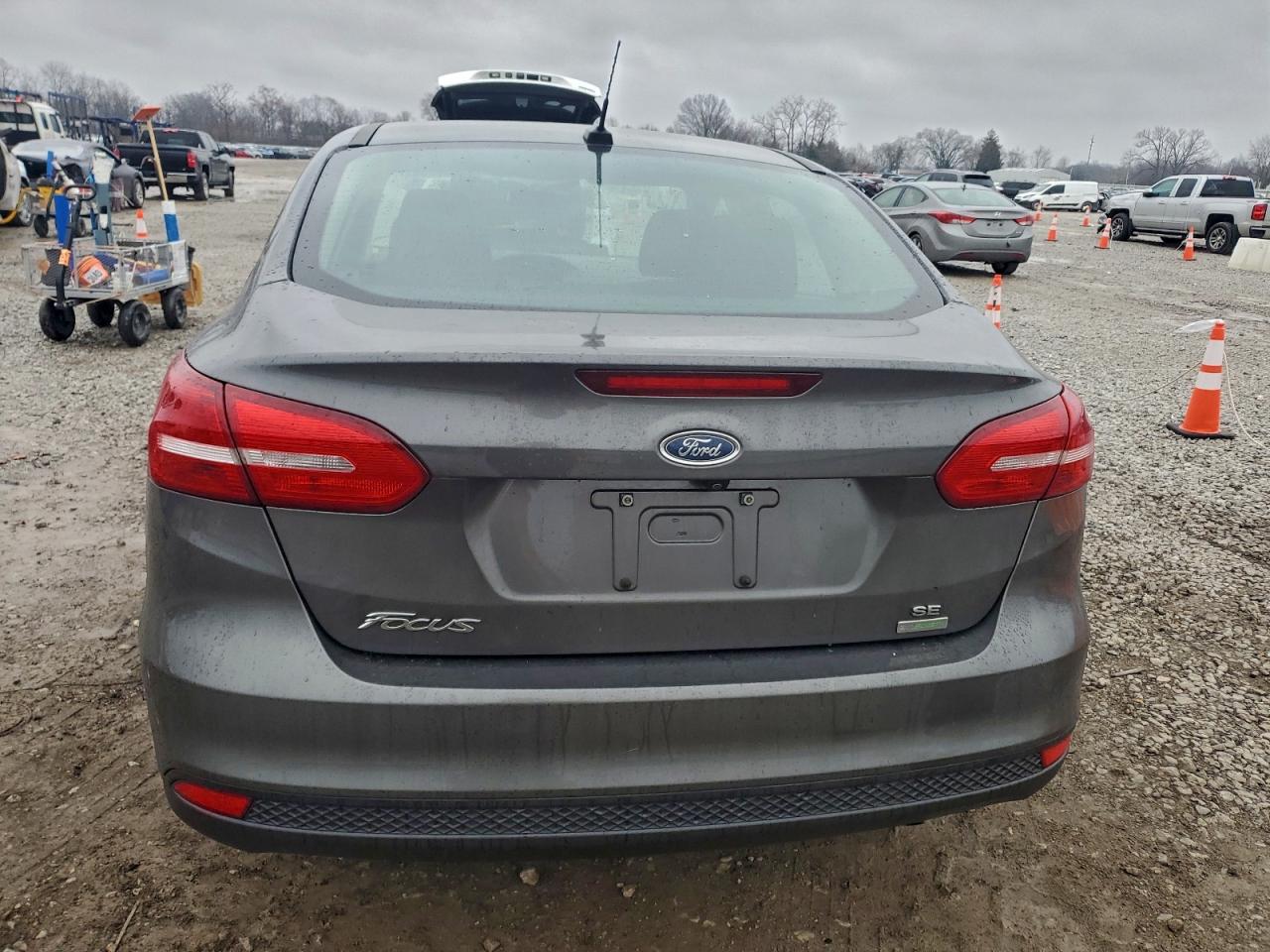2017 FORD FOCUS SE photo 6