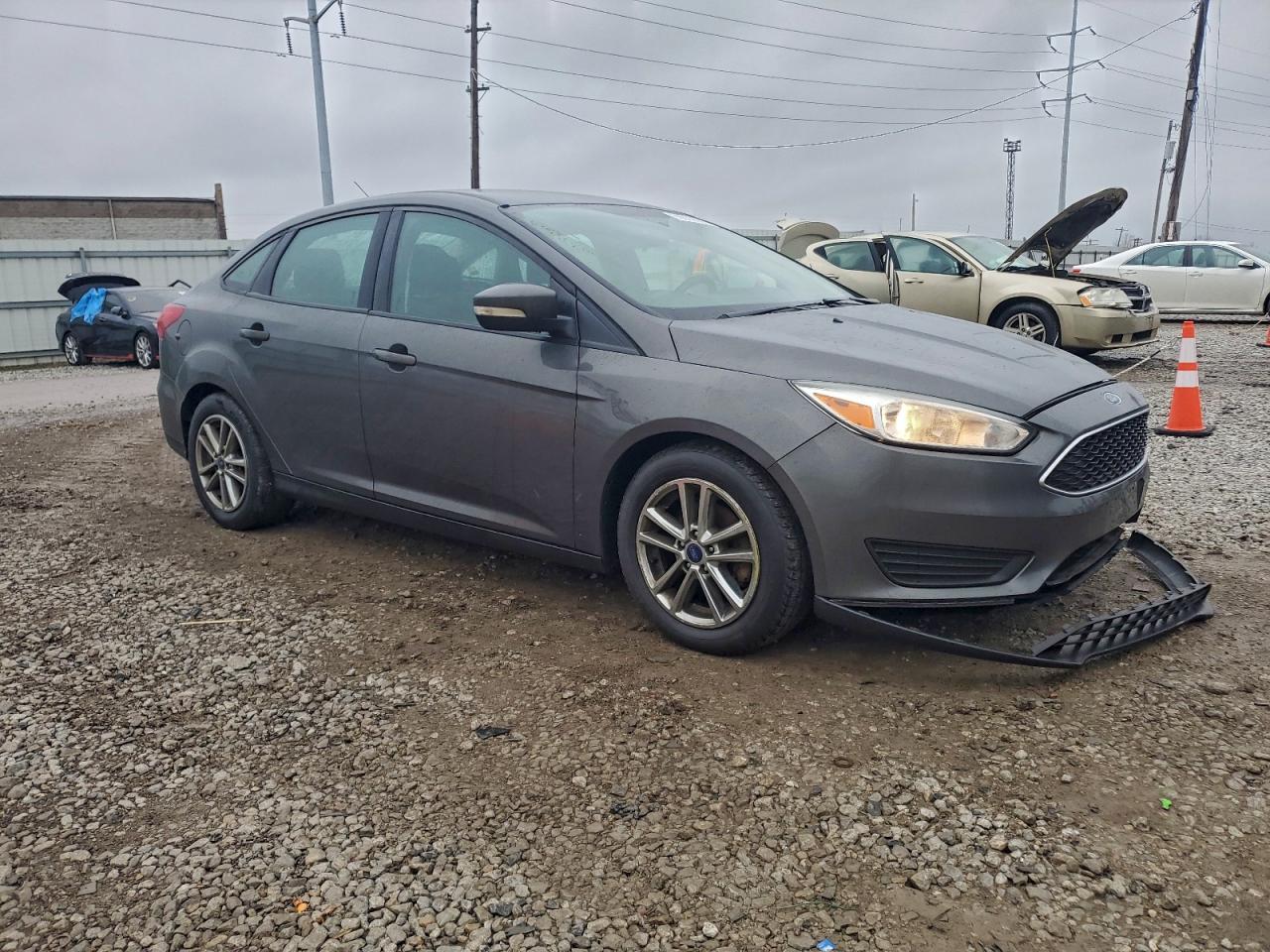 2017 FORD FOCUS SE photo 4