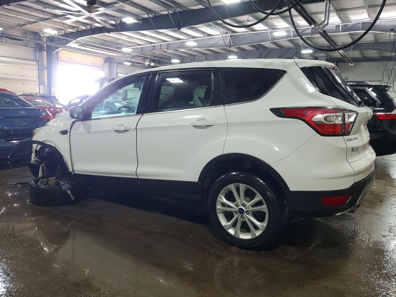 2017 FORD ESCAPE SE photo 2