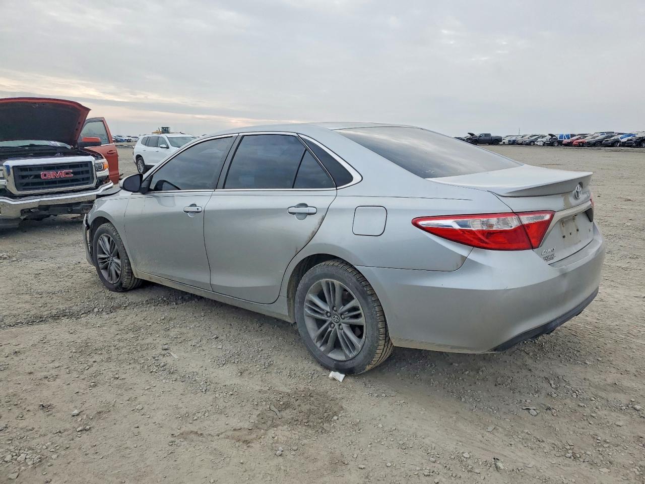 2017 TOYOTA CAMRY LE photo 2