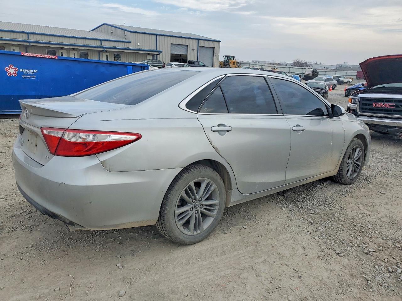 2017 TOYOTA CAMRY LE photo 3