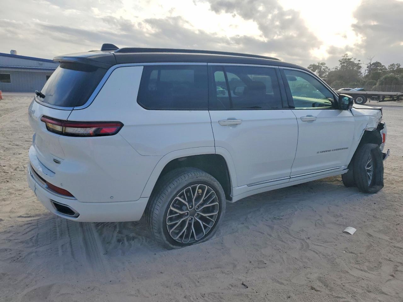 2024 JEEP GRAND CHEROKEE L SUMMIT photo 3