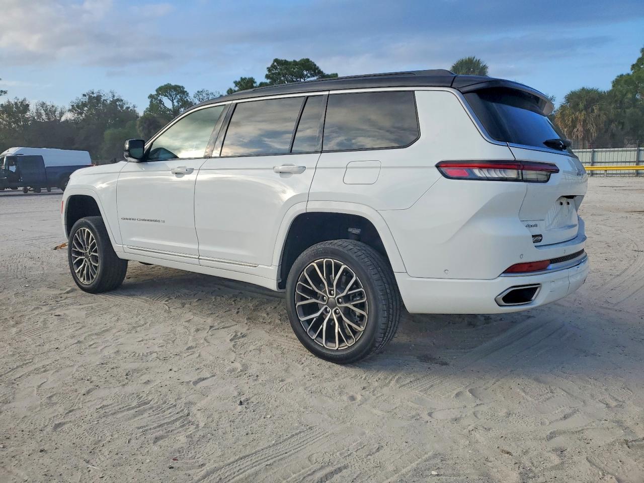 2024 JEEP GRAND CHEROKEE L SUMMIT photo 2