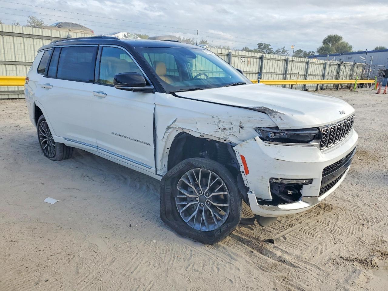 2024 JEEP GRAND CHEROKEE L SUMMIT photo 4