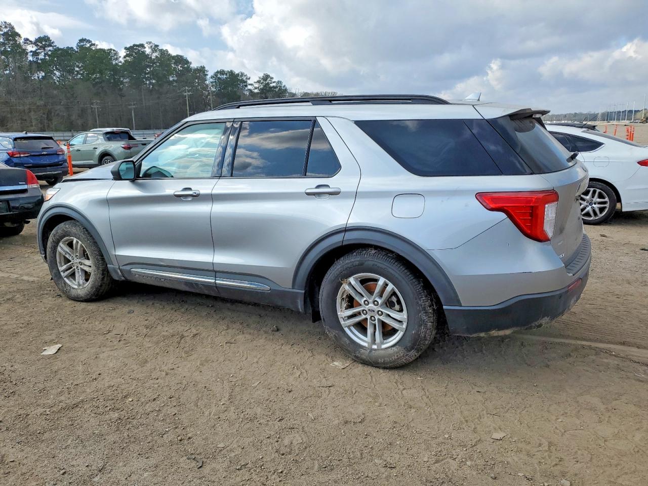 2020 FORD EXPLORER XLT photo 2