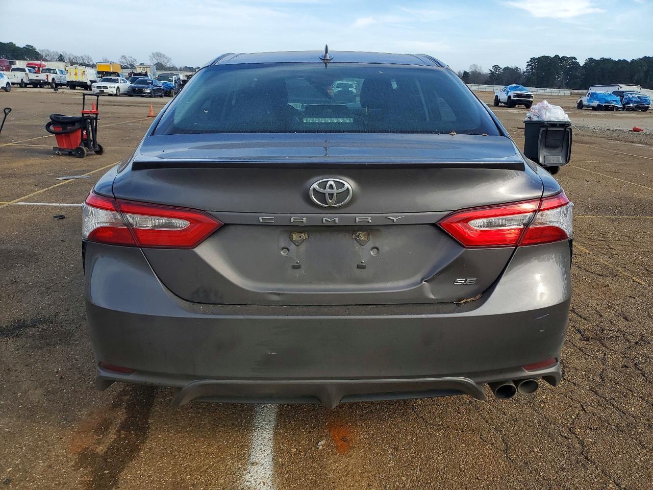 2020 TOYOTA CAMRY SE photo 6