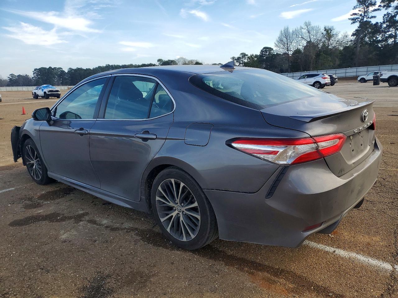2020 TOYOTA CAMRY SE photo 2