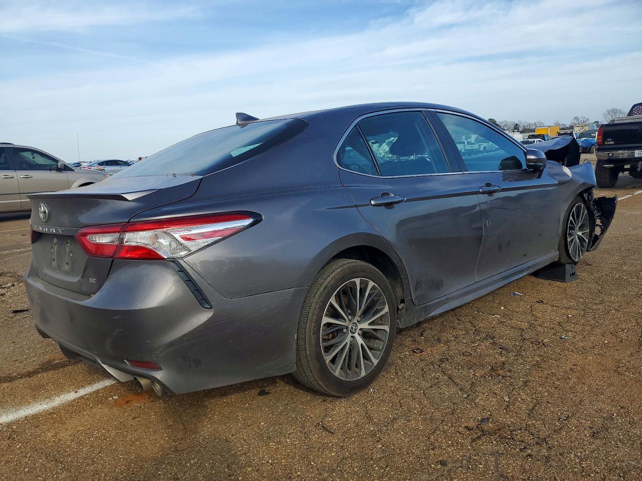 2020 TOYOTA CAMRY SE photo 3