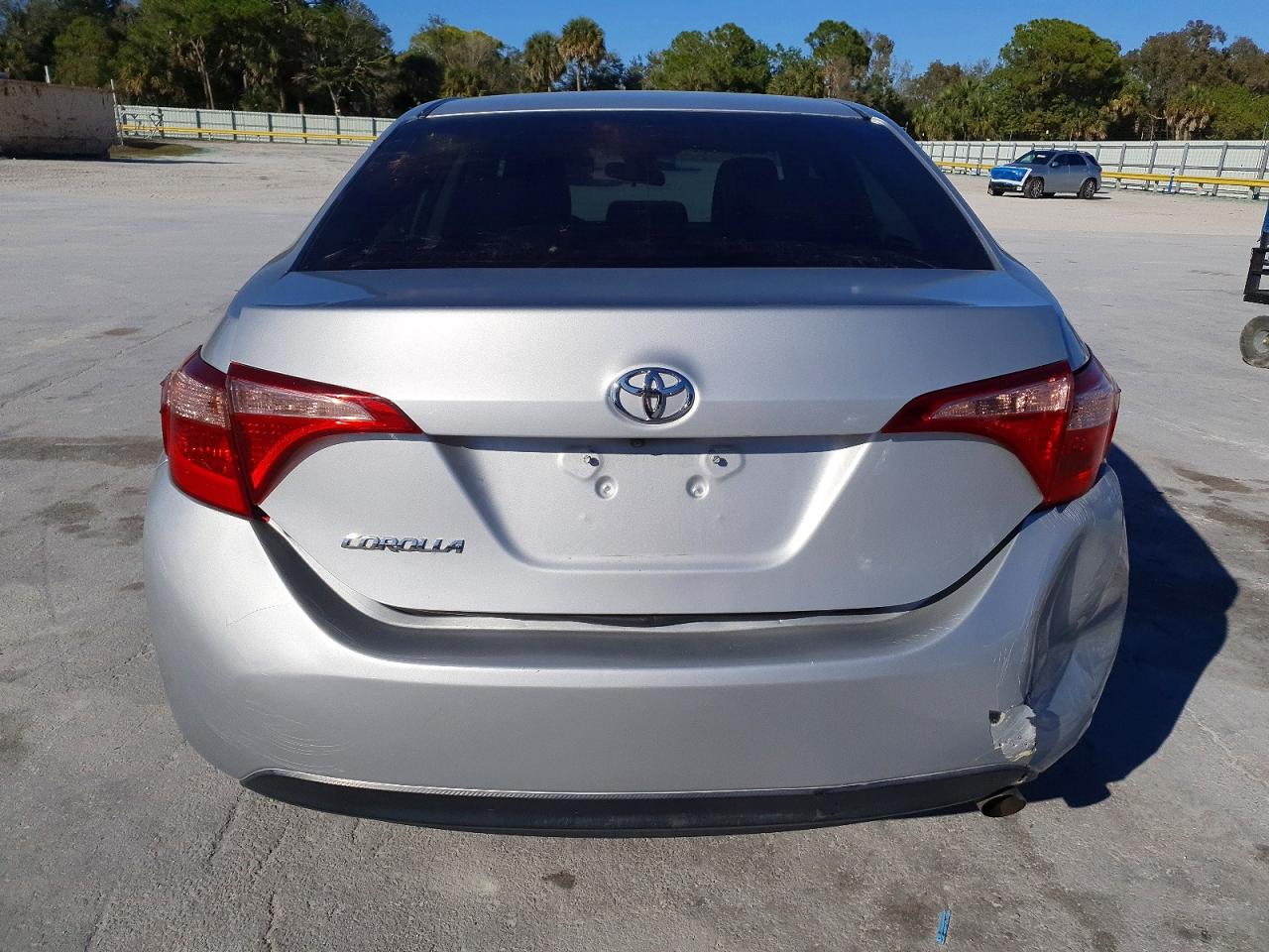 2018 TOYOTA COROLLA LE photo 6