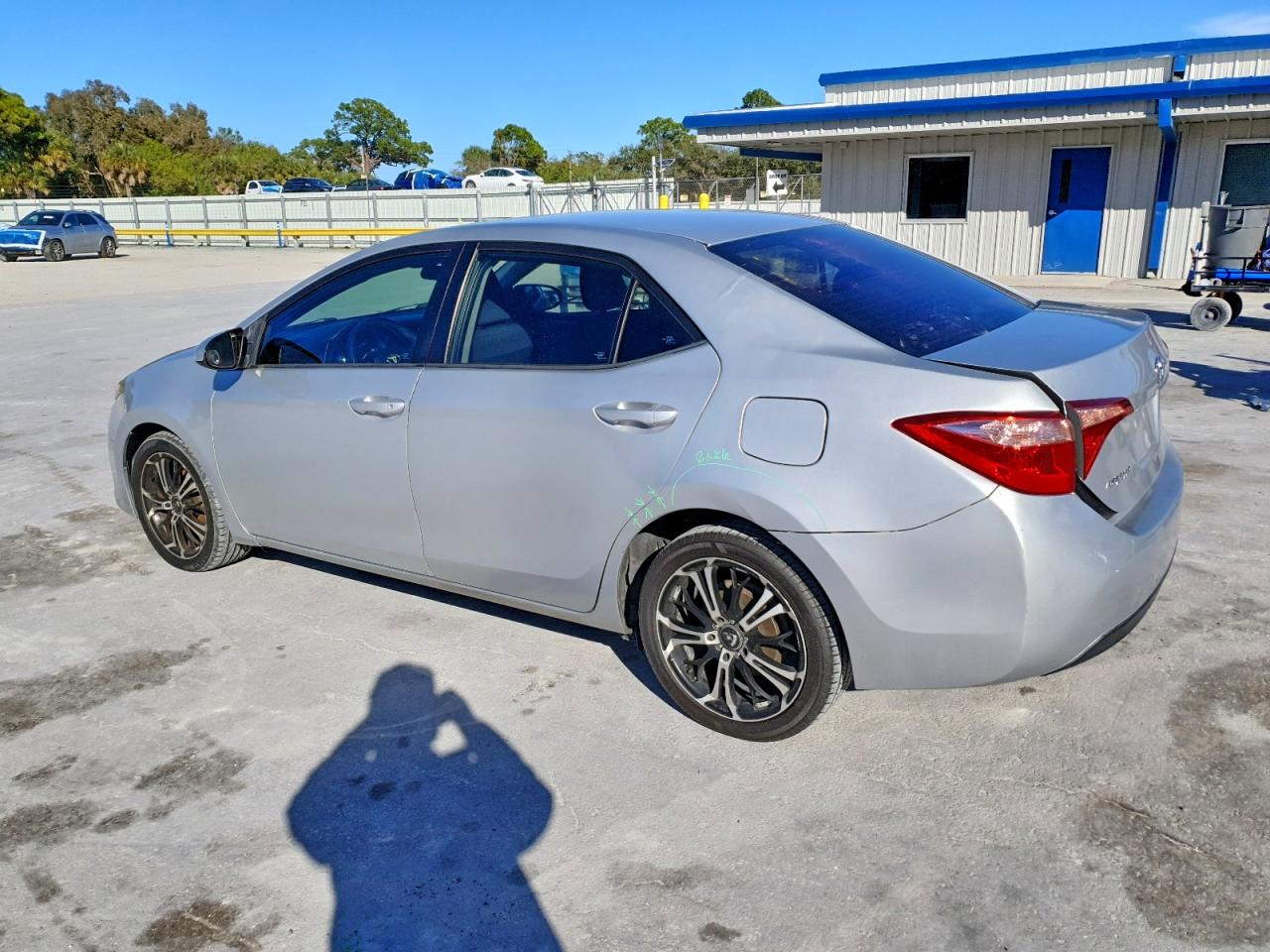 2018 TOYOTA COROLLA LE photo 2